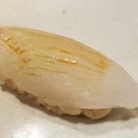 我逢人 - (12)障泥烏賊(佐賀県呼子産、5日寝かせ)
                    産卵期は春～初夏、旬は初春～夏。、寿命1年
                    寝かせが入って軟らかさが増し、甘みもたっぷり。
                    煮切りを軽く塗って頂きました。