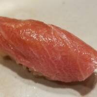 我逢人 - (18)本鮪(宮城県塩釜産、旋網、156kg、やま幸)大トロ
                    今年の夏～秋に掛けて塩釜の旋網で獲った本鮪を数回頂きましたが、全て良かった。
                    蛇腹までの脂のりは無いけれど、これぐらいで丁度良いかも。