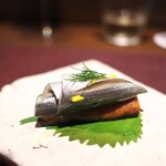 アカ - しんこをしっとりマリネしてトマトのパンと大葉で。時期によって魚が変わるが、フィンガーフードとしてacaの定番。