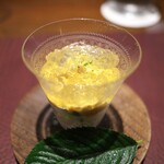 アカ - 透明なジュレになったガスパチョ。中にはしろえび、うに、キュウリが隠れてる。