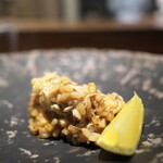 アカ - 毛蟹のパエリア。蟹の風味たっぷり。添えたレモンを絞っても美味しい！