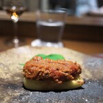 アカ - 馬肉をシェフが叩いて細かくつぶし、ユッケみたいにして、バケットに乗せて頂く。
