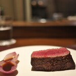 アカ - 近江牛を薪で焼いて。赤身の美味しさは間違いなし。