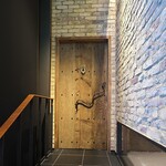 アカ - エントランスに見えるレンガの壁はスタッフみんなの手作り。