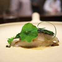 アカ - 太刀魚の炭火焼きにモロヘイヤを添えて。ナスタチウムの葉が花びらのような彩り♪