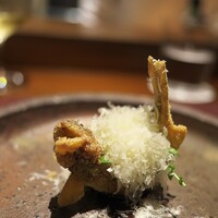 アカ - 鮎が上手に揚げられて笑ってるみたい(笑)  マンティゴチーズをたっぷり削り、シェリービネガーと。これも食べ手に笑みがこぼれる旨さ。