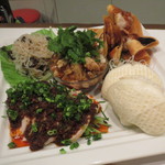 レンゲ - タパス盛合せ5種：海老の揚げ雲呑、冷たい焼きビーフン、四川風よだれ鶏、ピータンと豆腐の冷奴、自家製ラルドバーガー3