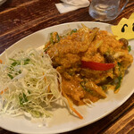 サバイチャイ タイ料理 - 驚愕値段のソフトシェルのカレー炒め！！野菜たっぷり！ご飯と一緒に食べたい逸品！