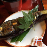 金左ヱ門 - ナスの落花生味噌、甘じたて。
１本物の切り目無し。
食べにくい。丸かじり。