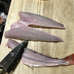 道の駅おが - サクッとな。ねっ、簡単でしょう？あとは腹骨をすき取ってシャッと皮を引くだけ