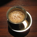 アーンドラ・キッチン - ('12/06)マサラチャーイ（250円）マアサラチャイの注ぎ方がとてもエンターテイメント性が高いので聞いてみたら、砂糖やスパイスをこの動作で混ぜるとの事でした。納得！