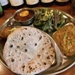 カルマ - 手前がチャパティ(インドの家庭のパン)