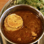 カルマ - 南インド風カレー(激辛チキンカレー) 。茹で卵と鶏肉入りです。