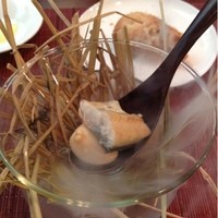 祗園245 - 鱧とうずらの玉子の
                藁に炭をのせて燻製です。
                
                煙がもくもくビックリ
                