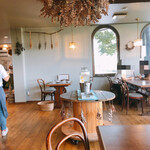 ピッツァテット - 広々した店内
      セルフのレモン水