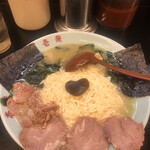 壱発ラーメン - トロチャーシュー麺正油(ハート型のめかぶが可愛い)