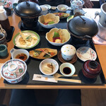 Shabushabu Nihon Ryouri Kisoji - 妻籠、2000円税別。ご飯は、白米と十六穀米が選択可能。一人鍋は、味噌ダレの朴葉焼き。