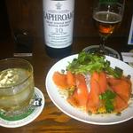 ワンステップ 北浦和店 - スモークサーモン。たっぷりのスライスオニオンとケッパーで。