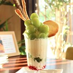 Cafe cache cache - 山梨県産！糖度の高いシャインマスカットを使用したパフェです！この時期限定！たっぷりシャインマスカットをご堪能下さい！！