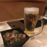Torikura - 生ビールとお通しのサラダ