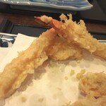 寿し・和食 司 - 裏に隠れて海老２本、玉ねぎ