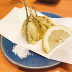 すし酒屋 ちゃりん - メゴチの天ぷら。レモン絞ってお塩でいただきました。サクサク歯応え、中は柔らかで美味しいです。