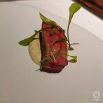 ミザンセーヌ - 前菜②岡山県産の牛タンの炭火あぶり。バジルとアーモンド風味。
      県産の牛タン(°°)！！ものすごい弾力ありながらも甘く美味しいお肉(≧∀≦)