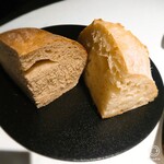 ミザンセーヌ - 自家製のリスティックとライ麦パン。
      このパンめちゃくちゃ美味しい！！
      お代わり沢山頂きました！
      リスティックはモチモチが凄いし、
      ライ麦パンはしっとり甘く何個でもいける！(笑)
      