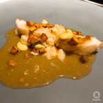 ミザンセーヌ - お魚料理・アコウのロースト魚介のエキス。フランス産きのこ、海老、枝豆がトッピング。もう皮はカリカリ、身はフックラ、なんて美味しい(≧∀≦)