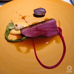 ミザンセーヌ - お肉料理・フランスシャラン鴨の胸肉の炭火焼。
      焼き加減がミディアムレアで弾力半端なく、美味しい(≧∀≦)