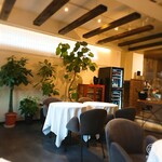 ミザンセーヌ - 白のテーブルクロスにグレーの椅子で落ち着い雰囲気(*^^*)
      テーブル席２×６組・カウンター席２×３組の広さ。