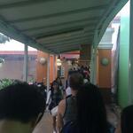 Maxwell Road Hawker Centre - 並んでいます。