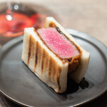 USHIGORO S. - 黒ニンニクのヒレカツサンド