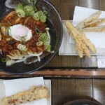 はんなりや - チリカレーうどんになす天