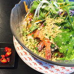 ベトナム南部伝統料理 フーン ナム - 汁なしフォー　パクチー、生唐辛子追加　ベトナムコーヒー付き　¥920   ネーミングのイメージとは違い、濃い口の豆鼓タレに絡まった熱々の麺が野菜の下に潜んでいます。鳥ひき肉そぼろ、エビが入り、砕いたピーナツの食感がアクセント。生唐辛子でパンチを効かせるとより美味です。