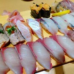 うを勢 - 左上から、ウニ、ツブ貝、イワシ、サーモン皮、トロサーモン、シマアジ、ハマチ、マグロ脳天