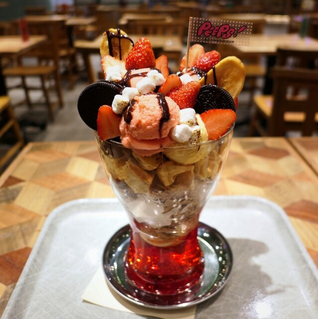 4000円のビッグパフェ By えもやん スイーツハンター 閉店 Strawberry Peeps 新宿 パフェ 食べログ 4000円のビッグパフェ By えもやん スイーツハンター 閉店 Strawberry Peeps 新宿 パフェ 食べログ