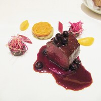 ロオジエ - 鳥取県産夏鹿のロティ ネパール産ティミュットペパーの香り もも肉のソーセージ 花に見立てた赤皮栗カボチャ 茄子のピュルプ カルダモン風味のリュバーブ カシスソース