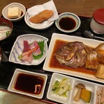 ウオトシ御食事処 - 料理写真:【昼定食】タイのカブト煮　990円