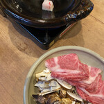 羽田酒造 - 土楽黒鍋ですき焼き