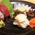 おいしいワイン 季節のお料理 ハチアナ - 鰹塩たたき、生たこ、湯引きふぐポン酢