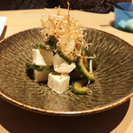 おいしいワイン 季節のお料理 ハチアナ - ゴーヤとチーズ。