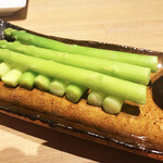 おいしいワイン 季節のお料理 ハチアナ - アスパラ美味しい。茹で加減が少し柔らかめで絶妙。
