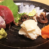 自然ワインと日本酒 Hachiana - 鰹塩たたき、生たこ、湯引きふぐポン酢