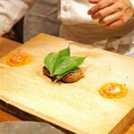 アカ - 馬肉のタルタル　京都大原産のエゴマで巻いて