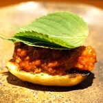 アカ - 馬肉のタルタル　京都大原産のエゴマで巻いて