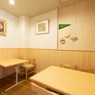 温もりあるテーブル席も充実させております。
                                          