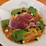 麺屋 六感堂 - ガスパチョヌードル (気仙沼産戻り鰹の藁焼き添え)