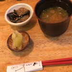 バル肉寿司 - 自家製ガリ、小鉢、味噌汁付き