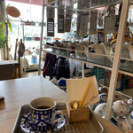 カナモンヤcafeイヌイシ - 茶碗の横でコーヒー飲む